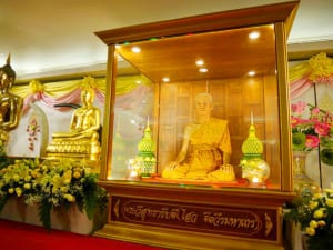 จุดไหว้พระ วัดไตรมิตร โดยร้าน Reedthai จุดไหว้พระ วัดไตรมิตร โดยร้าน Reedthai