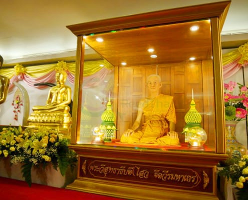 จุดไหว้พระ วัดไตรมิตร โดยร้าน Reedthai จุดไหว้พระ วัดไตรมิตร โดยร้าน Reedthai