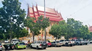 ด้านนอกของโบสถ์ วัดศาลาแดง โดยร้าน Reedthai ด้านนอกของโบสถ์ วัดศาลาแดง โดยร้าน Reedthai