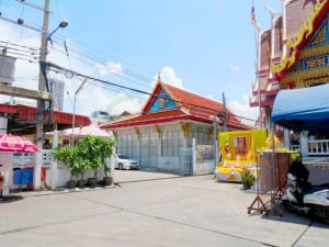 ทางเดินในวัด วัดไผ่ตัน โดยร้าน Reedthai ทางเดินในวัด วัดไผ่ตัน โดยร้าน Reedthai