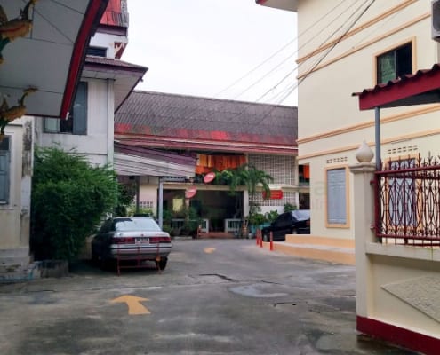 ที่จอดรถด้านข้าง วัดเทวสุนทร โดยร้าน Reedthai ที่จอดรถด้านข้าง วัดเทวสุนทร โดยร้าน Reedthai