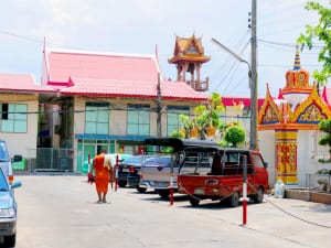 ที่จอดรถอ วัดไผ่ตัน โดยร้าน Reedthai ที่จอดรถอ วัดไผ่ตัน โดยร้าน Reedthai