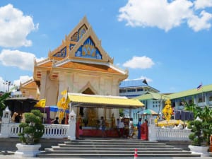 หน้าโบสถ์ วัดไตรมิตร โดยร้าน Reedthai หน้าโบสถ์ วัดไตรมิตร โดยร้าน Reedthai