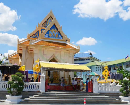 หน้าโบสถ์ วัดไตรมิตร โดยร้าน Reedthai หน้าโบสถ์ วัดไตรมิตร โดยร้าน Reedthai