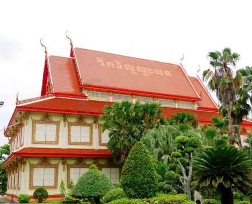 ด้านข้างศาลา วัดธัญญะผล โดยร้าน Reedthai ด้านข้างศาลา วัดธัญญะผล โดยร้าน Reedthai