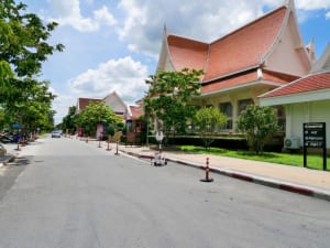 ทางเดินในวัด วัดชลประทานรังสฤษดิ์ โดยร้าน Reedthai ทางเดินในวัด วัดชลประทานรังสฤษดิ์ โดยร้าน Reedthai
