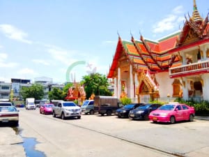 ที่จอดรถ วัดไผ่เงิน โดยร้าน Reedthai ที่จอดรถ วัดไผ่เงิน โดยร้าน Reedthai